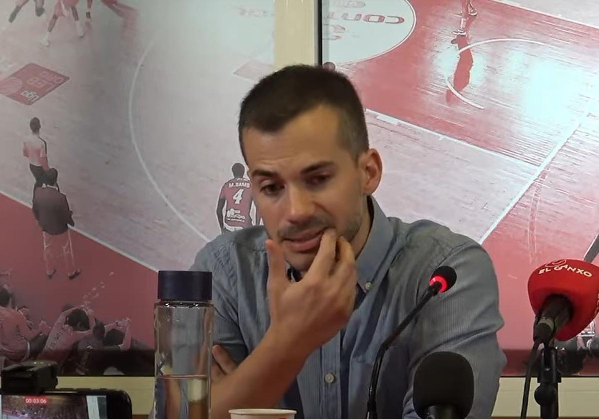 Xevi Pujol, durante su rueda de prensa de despedida del Manresa.