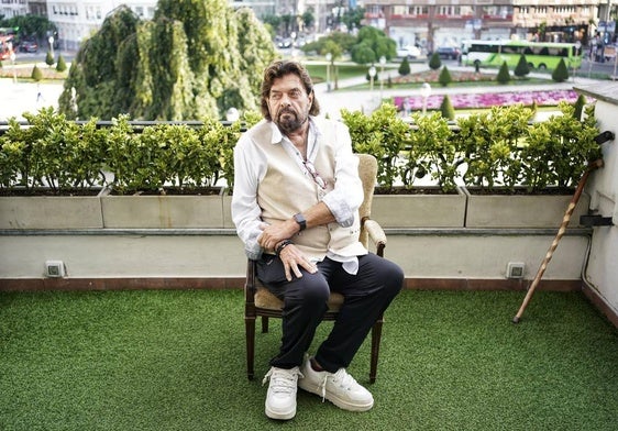 Alan Parsons, que camina con ayuda de un bastón, en el hotel Carlton.