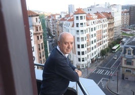 Raúl Arza, asomado a la sede de UGT Euskadi.