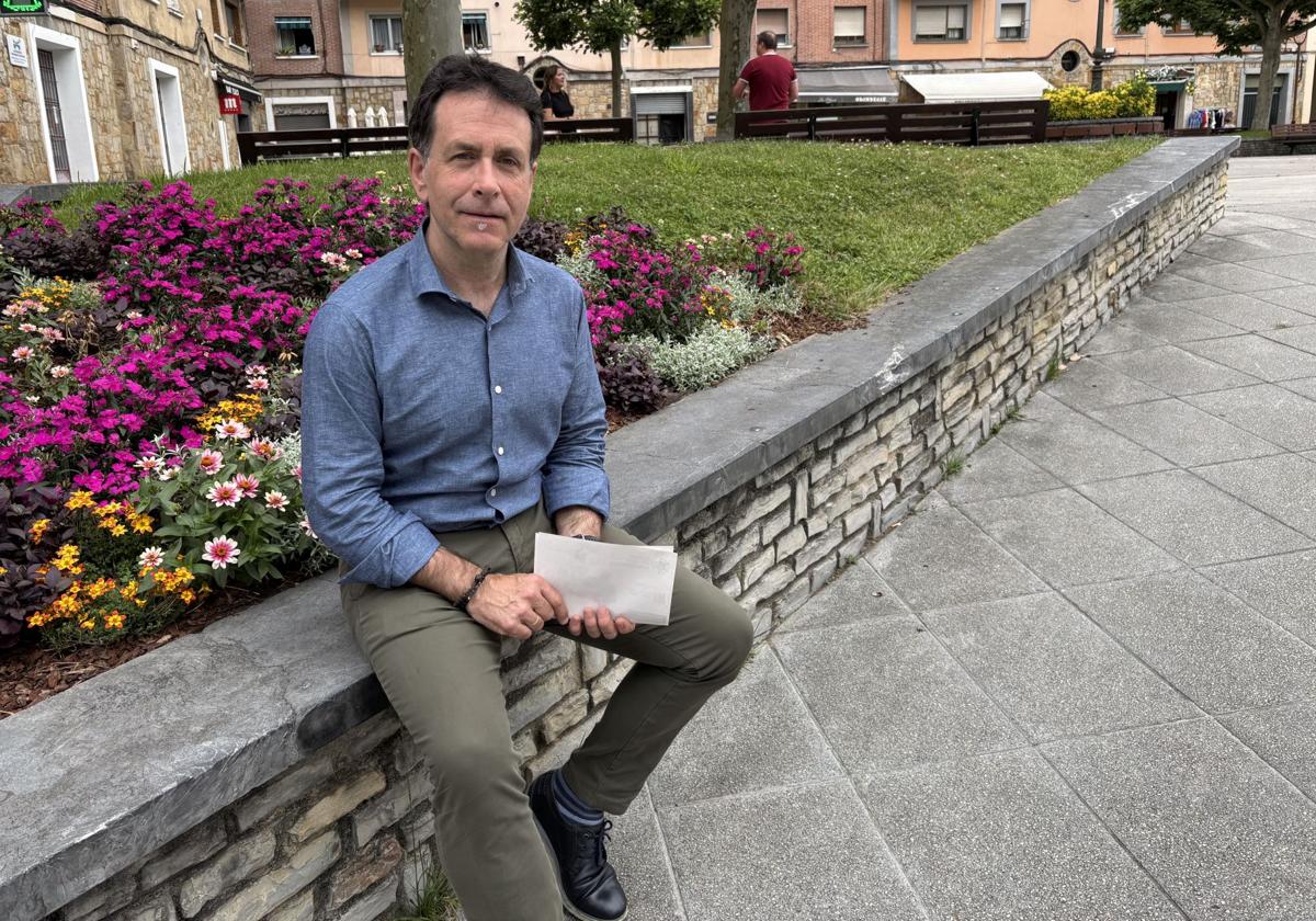 El alcalde de Basauri, Asier Iragorri, en la plaza Hernán Cortés del barrio de San Miguel.