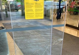 Puerta de acceso rota en el supermercado en el que se ha producido el incidente