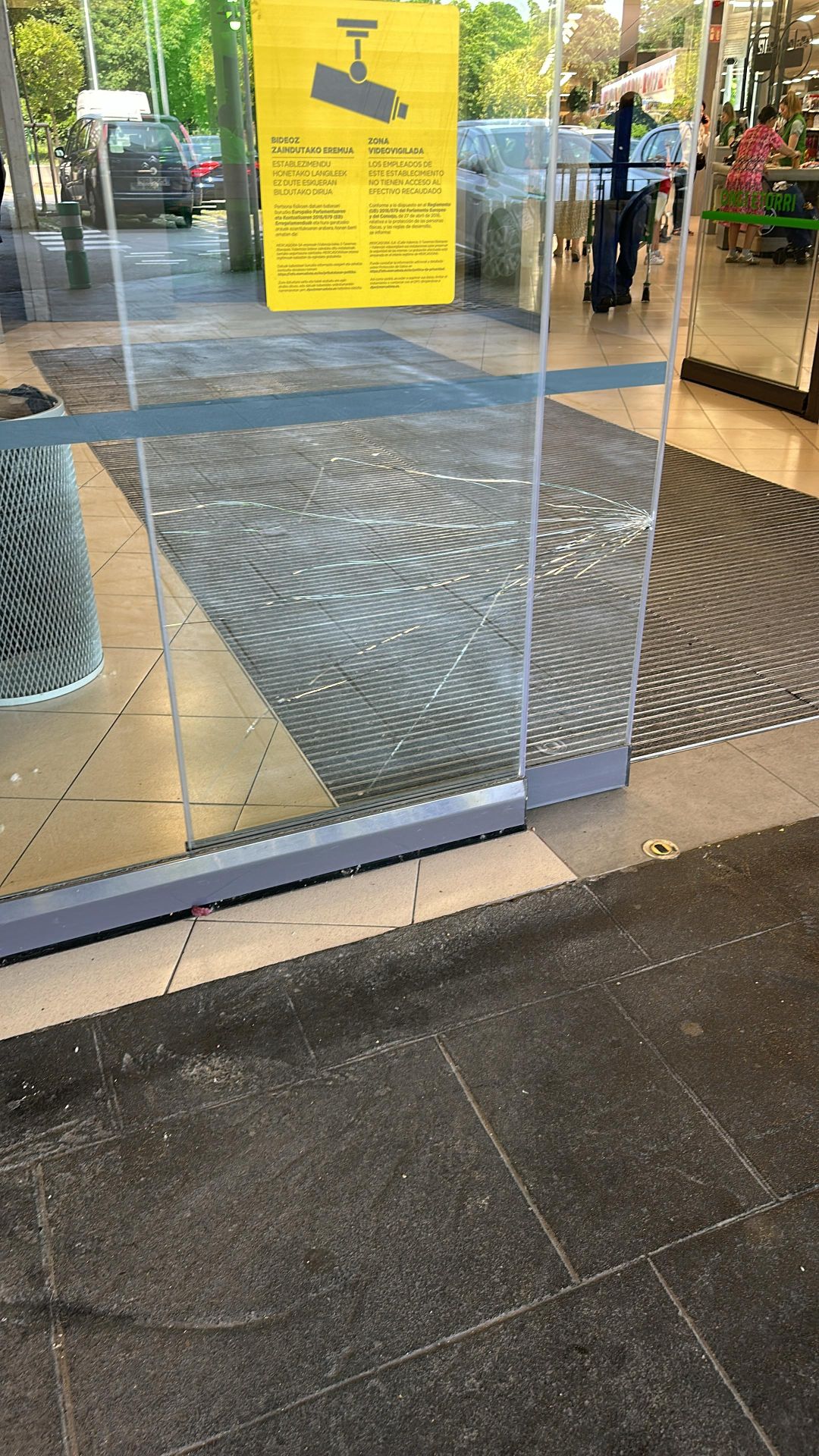 Puerta de acceso rota en el supermercado en el que se ha producido el incidente