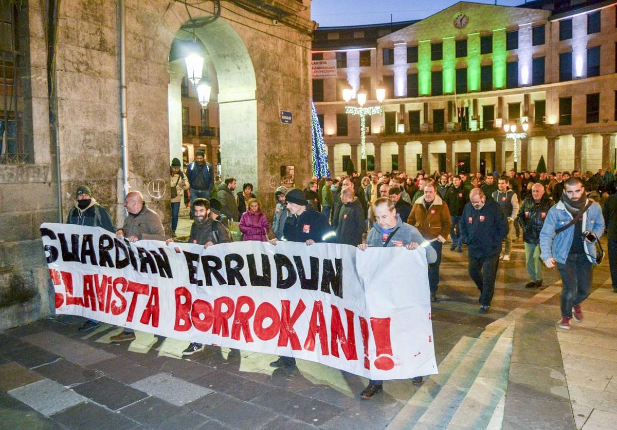 Protestas de los trabajadores de Glavista en Llodio antes de su cierre.