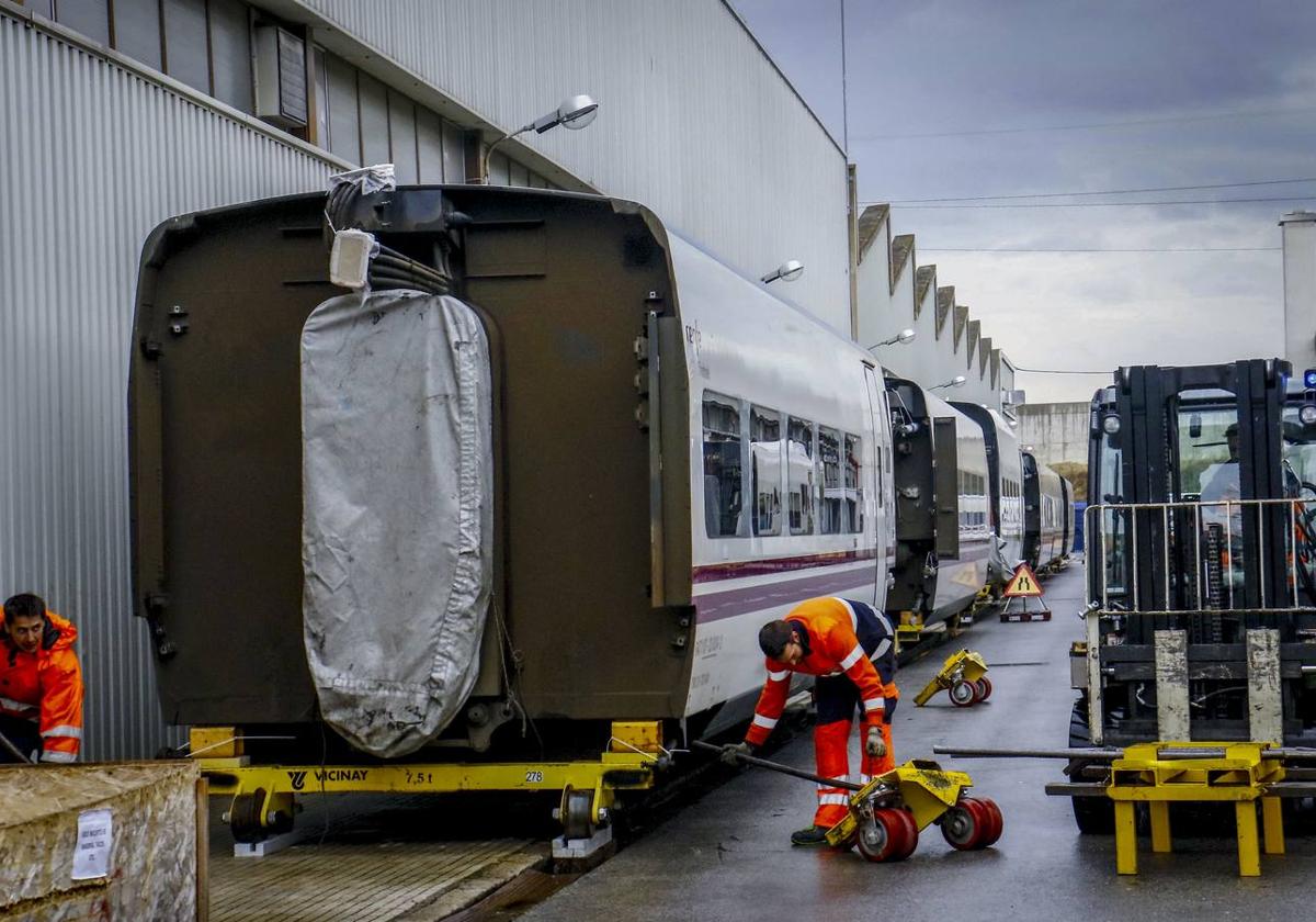 Trabajadores operando en las instalaciones de Talgo en Rivabellosa.
