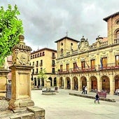 La sobriedad del Ayuntamiento de Viana marca el estilo de la Plaza de los Fueros.