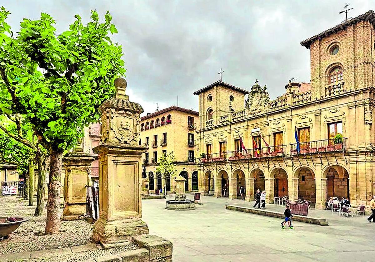 La sobriedad del Ayuntamiento de Viana marca el estilo de la Plaza de los Fueros.