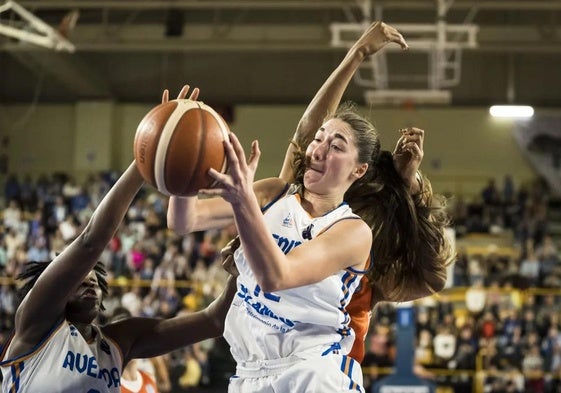 Masa Jankovic captura un rebote la temporada pasada en un partido de Perfumerías Avenida.