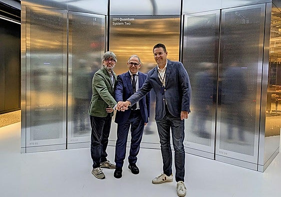 Adolfo Morais, viceconsejero de Ciencia, Universidades e Innovación, flanquado por Mikel Díaz, de IBM, y Miguel Ángel Arocena, gerente de Ikerbasque, con el ordenador cuántico que se instalará en Euskadi este otoño.