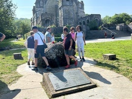 Los visitantes completaron la tradición de dar vueltas alrededor de la piedra.