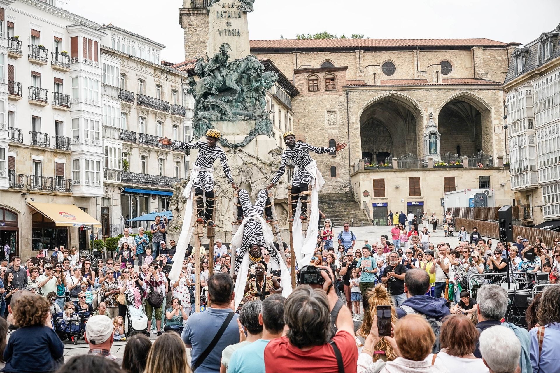 Los zancudos de Afuma en la Plaza de la Virgen Blanca.
