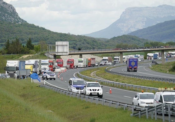 Abierta la autovía A-1 en Álava tras un accidente de tráfico con un motorista herido