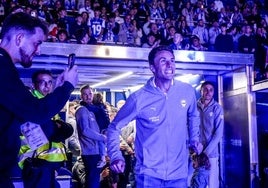 Ander Guevara salta al campo en la despedida al equipo tras el último partido del curso.