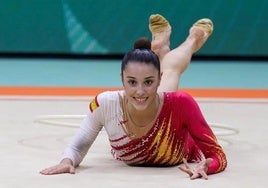 Salma Solaun realiza un ejercicio de suelo con el equipo español.