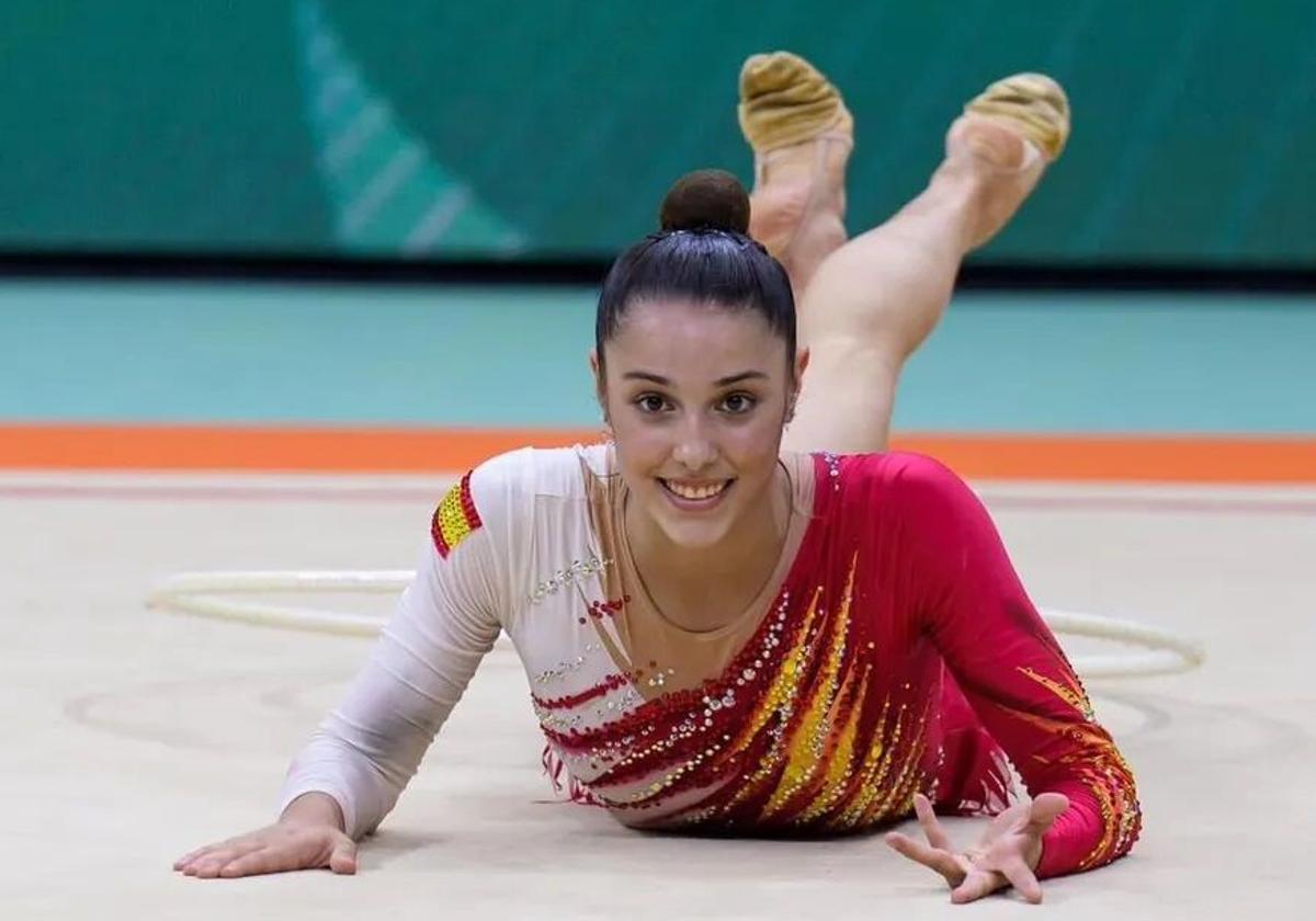 Salma Solaun realiza un ejercicio de suelo con el equipo español.