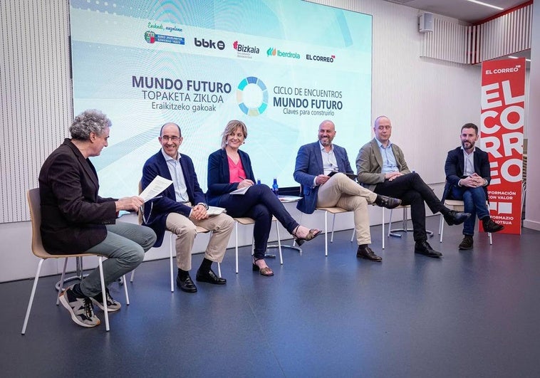 Sostenibilidad. De izquierda a derecha, José Mari Reviriego, periodista de EL CORREO que moderó el encuentro, Fernando Blázquez, Soraya Prieto, Álex Peláez, Joan Valls y Óscar Hernández.