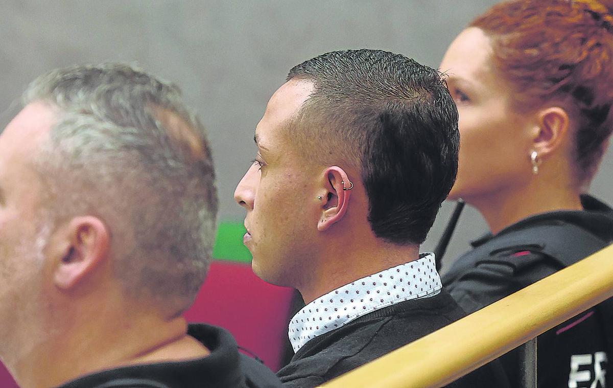Nelson David Moreno Bolaños, sentado en el banquillo de los acusados, durante un juicio.