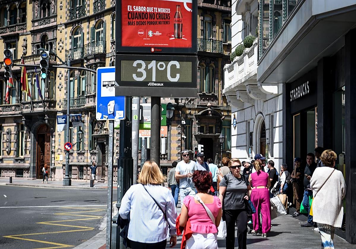 Un termómetro marca 31 grados en la plaza Moyua.