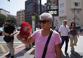 Una mujer se abanica durante un episodio de calor extremo en Bilbao.