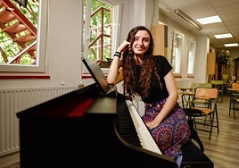 Mariana Sánchez junto a su piano.