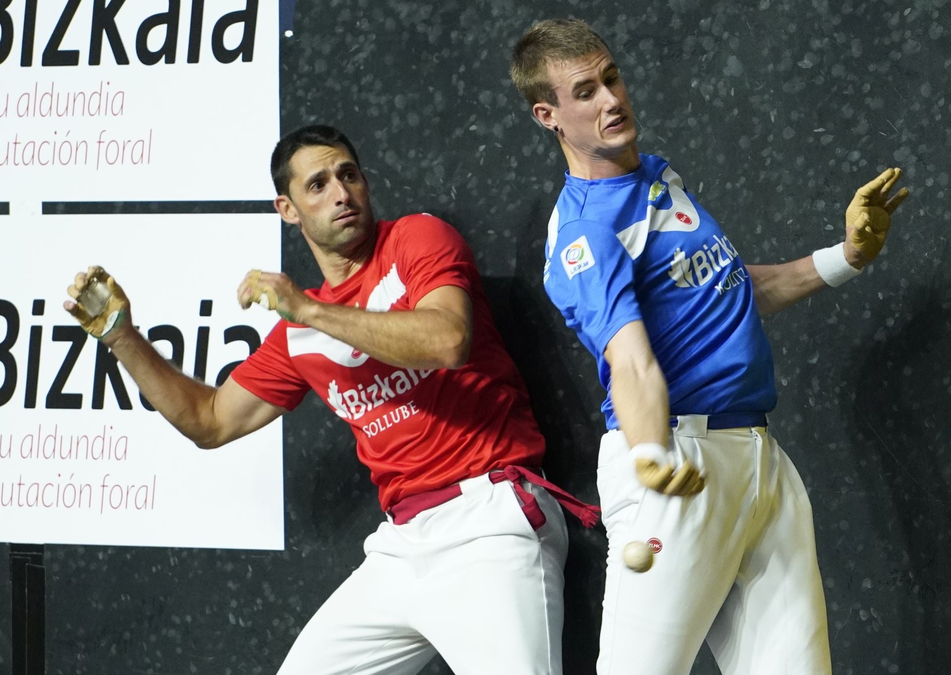 Mariezkurrena II suelta la derecha ante la mirada de Albisu.