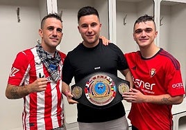 Mikel Fernández, a la izquierda, junto a su preparador físico, en el centro, y su hermano Ion, a la derecha.