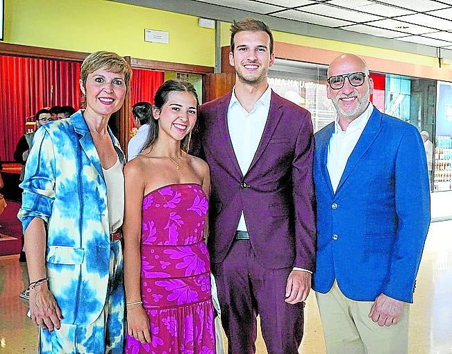 Silvia Conde Grimaldi, Carlota Vélez, Lucas Vélez y Eladio Vélez Lucas.