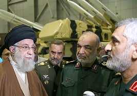 Fotografía de archivo del líder supremo de Irán, el ayatolá Ali Khamenei, junto a Hossein Salami, jefe del Cuerpo de la Guardia Revolucionaria, y al general Amir Ali Hajizadeh, jefe de la divisón aeroespacial.