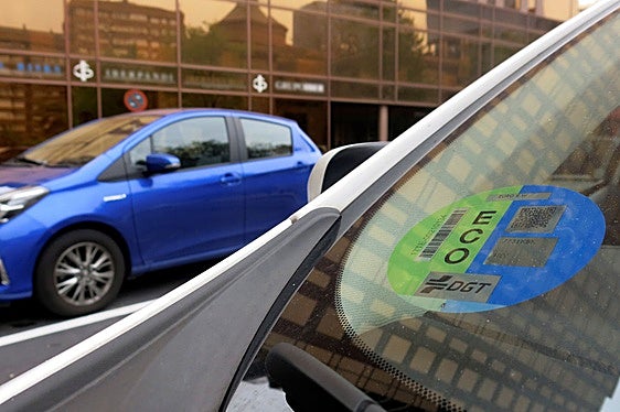 Cambios en las etiquetas de la DGT: el Gobierno las revisará para tener en cuenta las emisiones de CO2