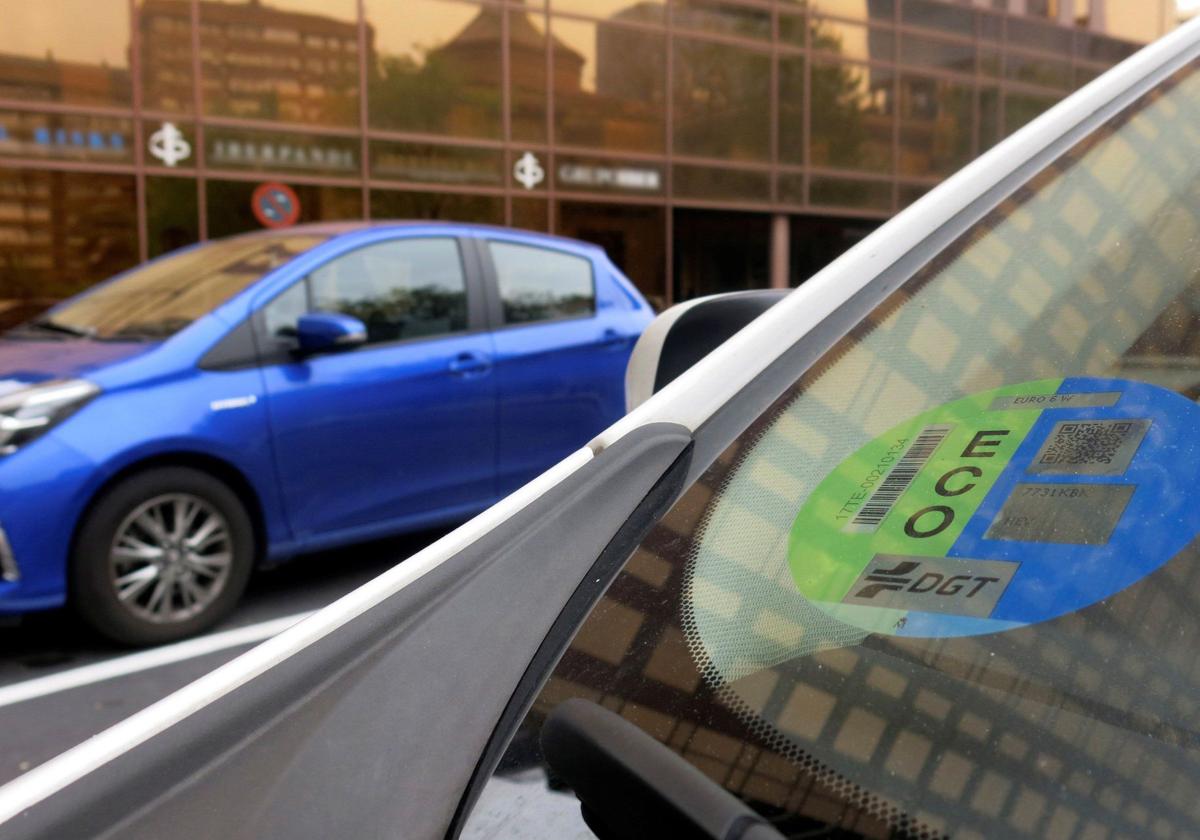 Cambios en las etiquetas de la DGT: el Gobierno las revisará para tener en cuenta las emisiones de CO2