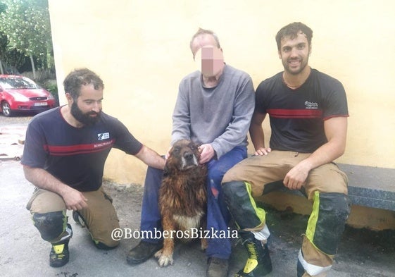 Erdi junto a su dueño y sus rescatadores.