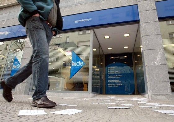 Las ayudas de la RGI se tramitan a través de las oficinas de Lanbide.