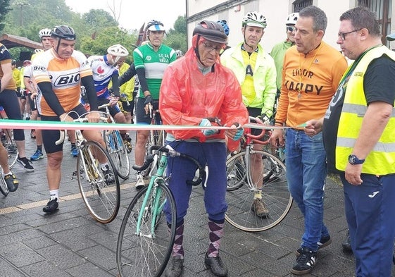 Adolfo Bello, campeón de España en 1953, corta la cinta de la Karpy.