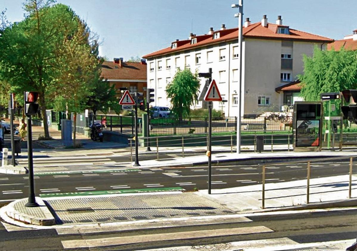 Imagen secundaria 1 - Arriba, el cruce donde ocurrió el accidente, en la actualidad, con más semáforos y sin señales. Abajo, el mismo lugar en 2023, año en el sucedió el fatal siniestro.