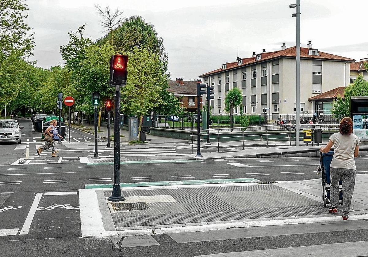 El cruce donde ocurrió el accidente en la actualidad, con más semáforos.