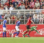 El portero del Oviedo se estira en balde en el gol del Mirandés.