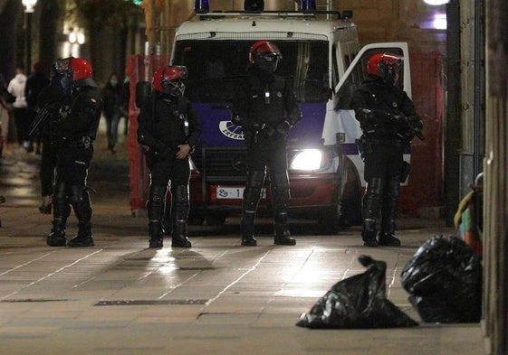 Un anterior operativo nocturno de la Ertzaintza en la capital alavesa.