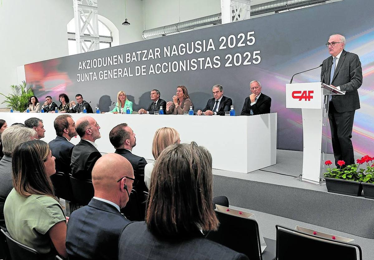 El presidente de CAF, Andrés Arizkorreta, durante su intervención ayer en la Junta de Accionistas.