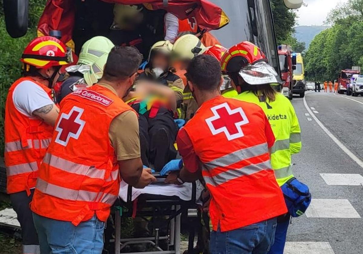 Los servicios de emergencias atienden a los heridos.