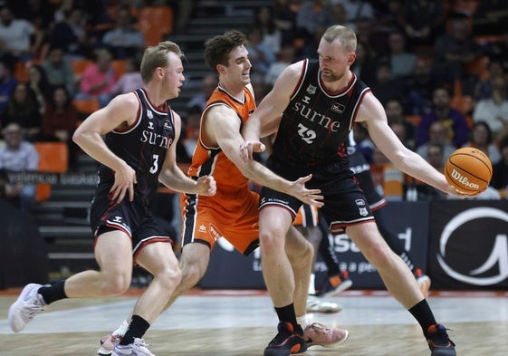 Tryggvi Hlinason deja el balón a Harald Frey, dos de los jugadores que seguirán el año que viene.