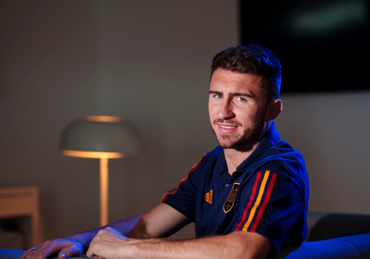 Aymeric Laporte posa para El Correo en 2023 en una concentración de España.