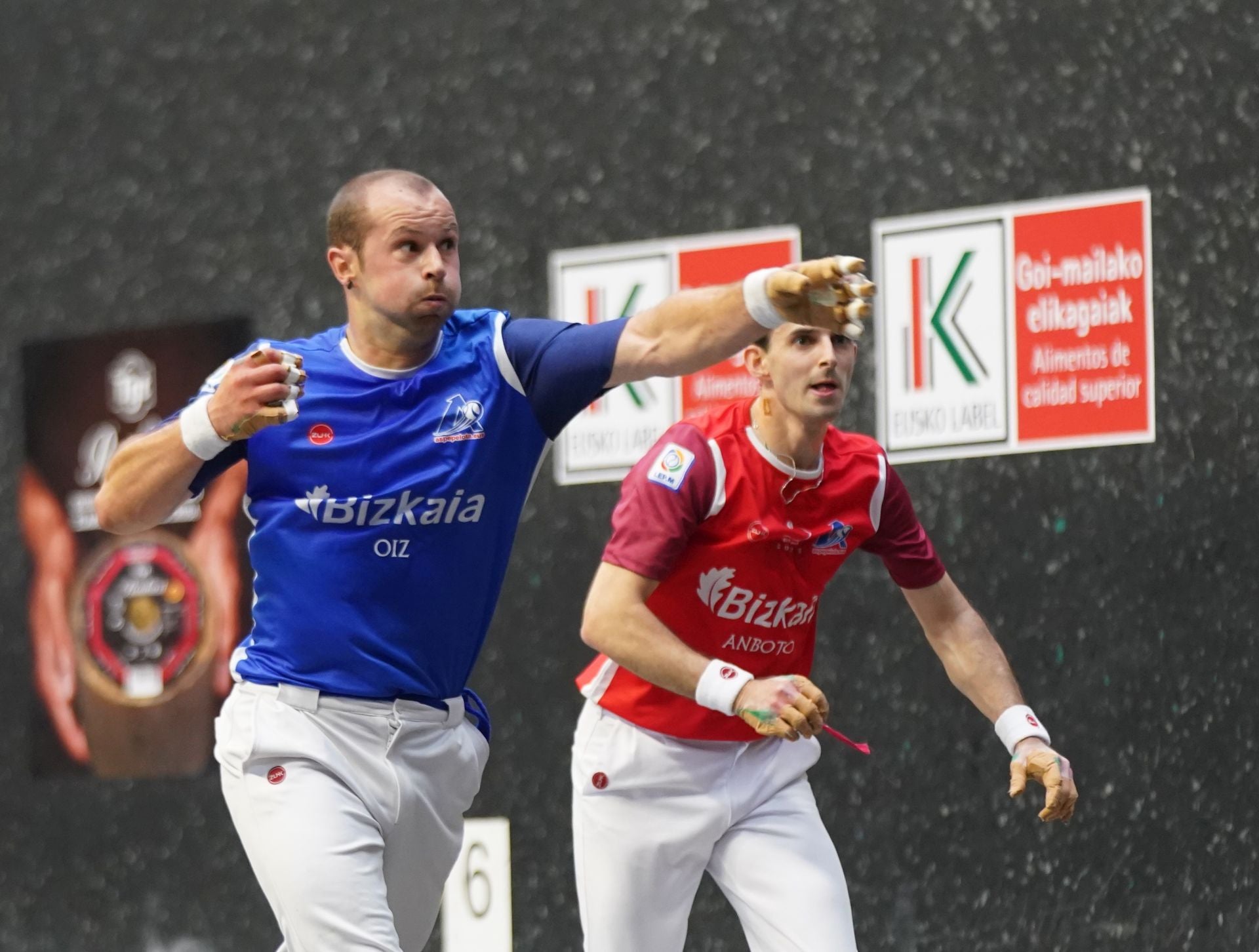 Elordi suelta una volea con la zurda en Larrabetzu.