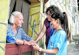 Karmele Beaskoetxea recibe en su casa de Bedia a la enfermera Amaia Goienetxe y a la médica Josune Tutor.