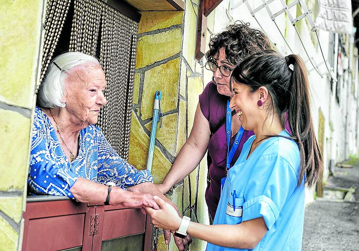 Karmele Beaskoetxea recibe en su casa de Bedia a la enfermera Amaia Goienetxe y a la médica Josune Tutor.