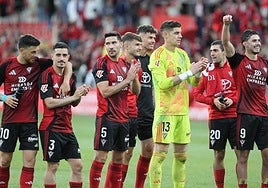 La plantilla del Mirandés aplaude a Anduva tras el partido.