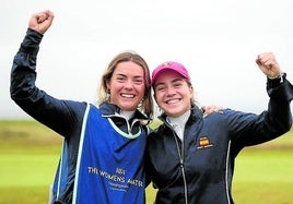 Paula Martín (d) con Paula de Francisco, que le hizo de caddie.