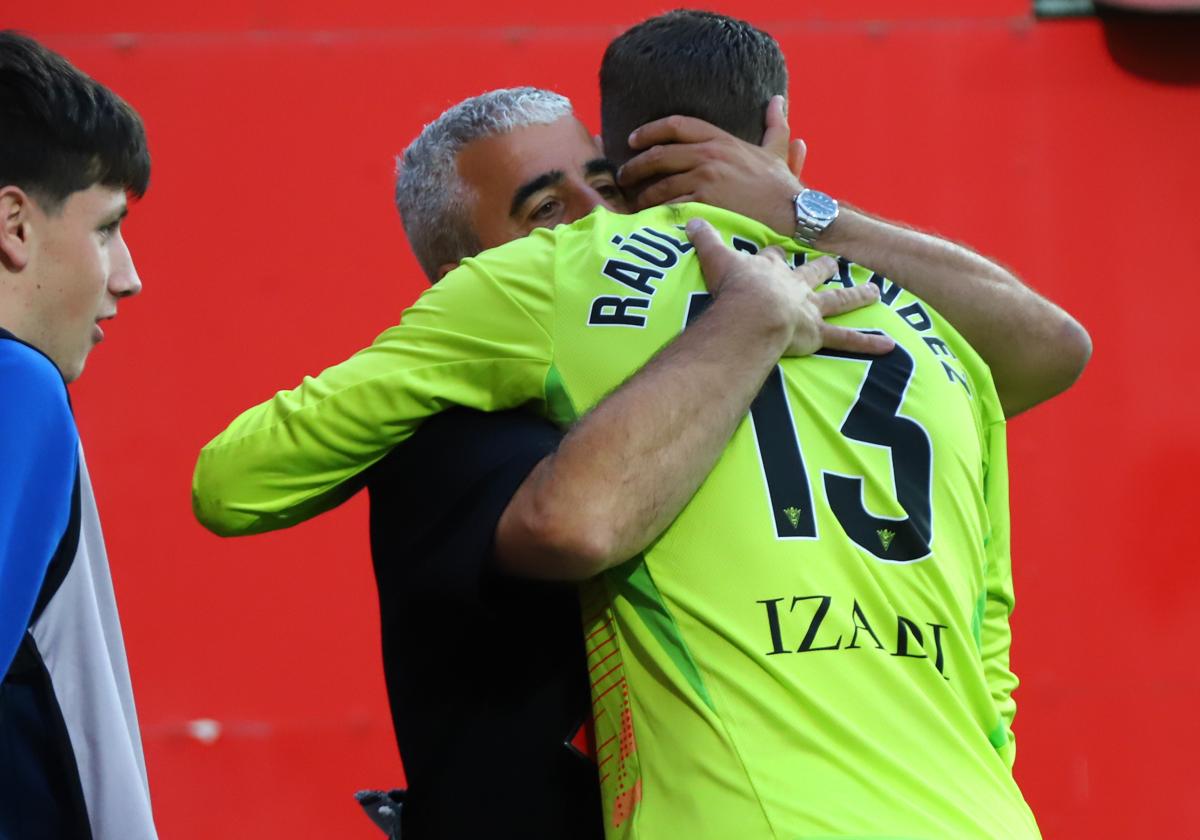 Alfredo Merino se abraza con Raúl tras el encuentro.