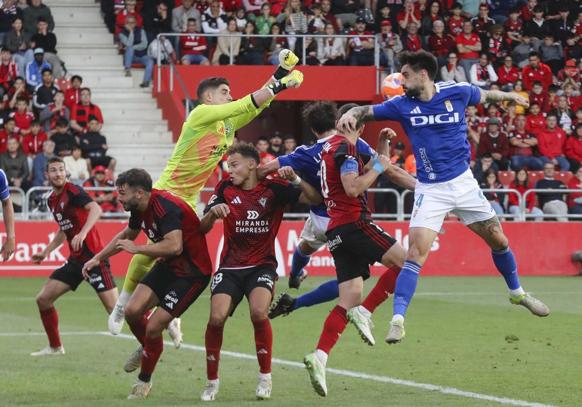 Raúl sale de puños en un balón al área del Oviedo..