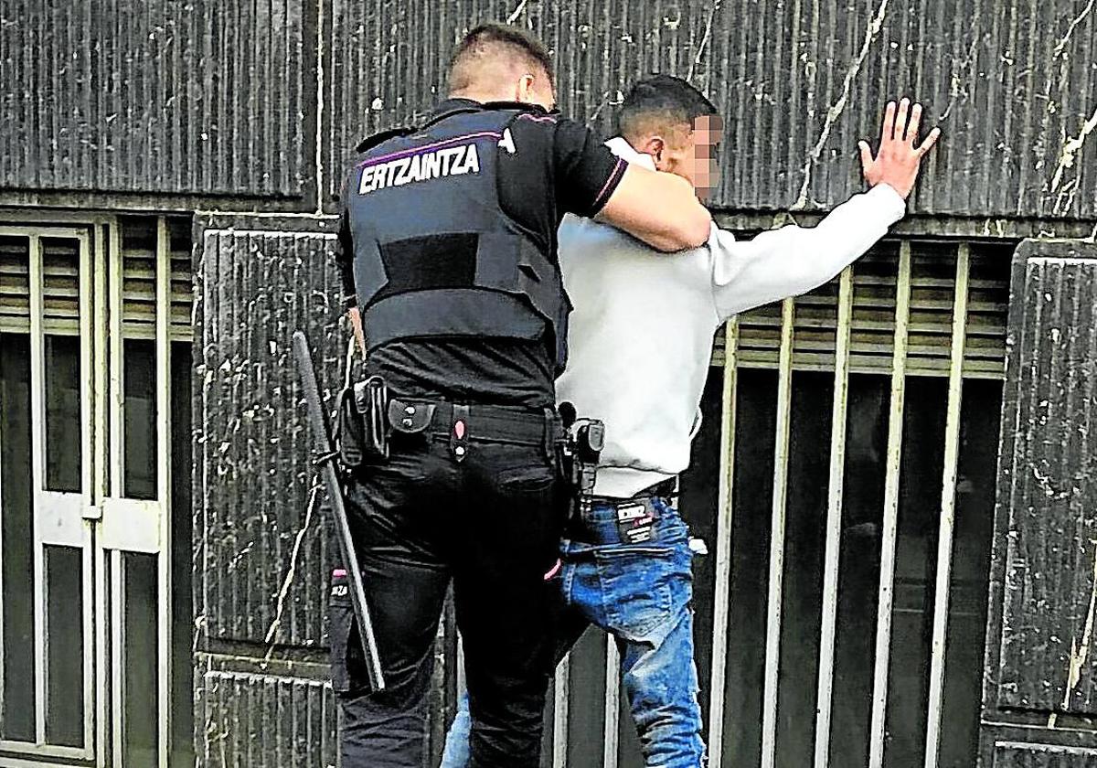Un ertzaina registra a un sospechoso