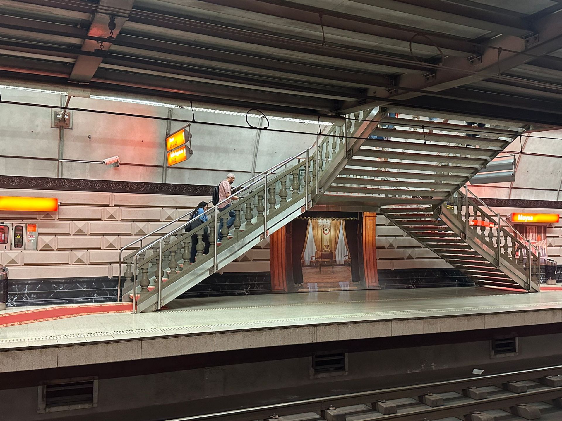 El metro de Bilbao sorprende este lunes a los usuarios con su traje más elegante