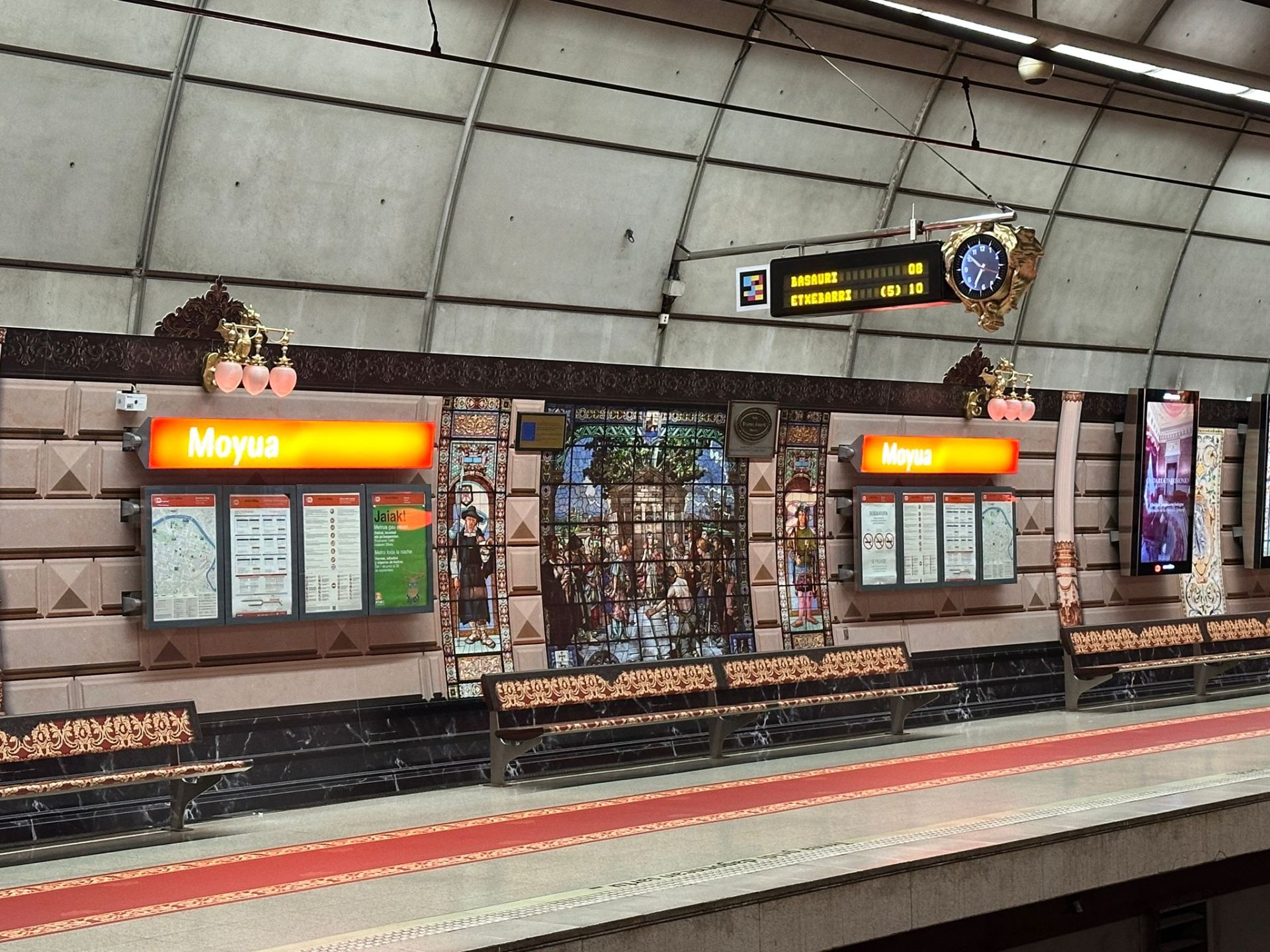 El metro de Bilbao sorprende este lunes a los usuarios con su traje más elegante